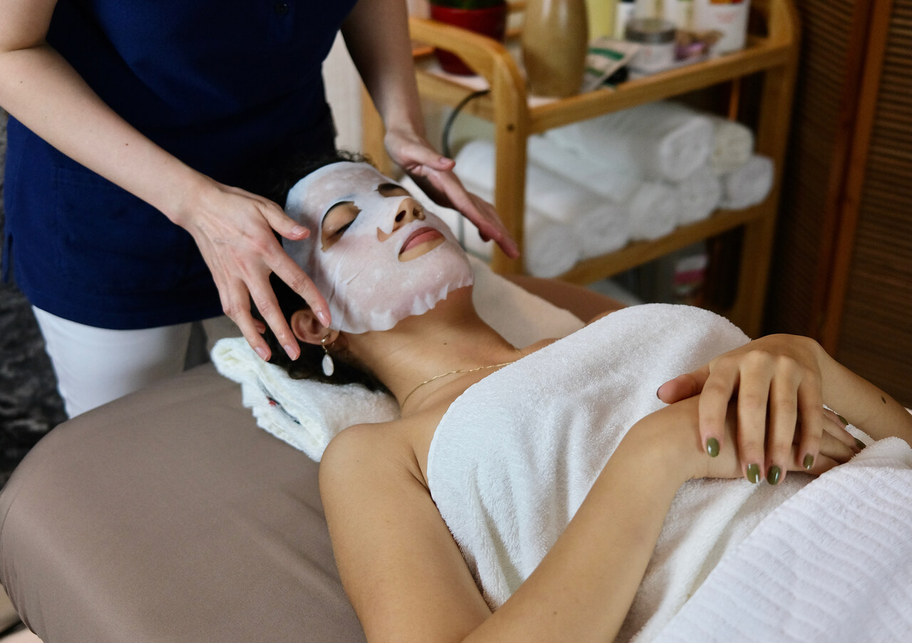 7-lady-massage-facial-1